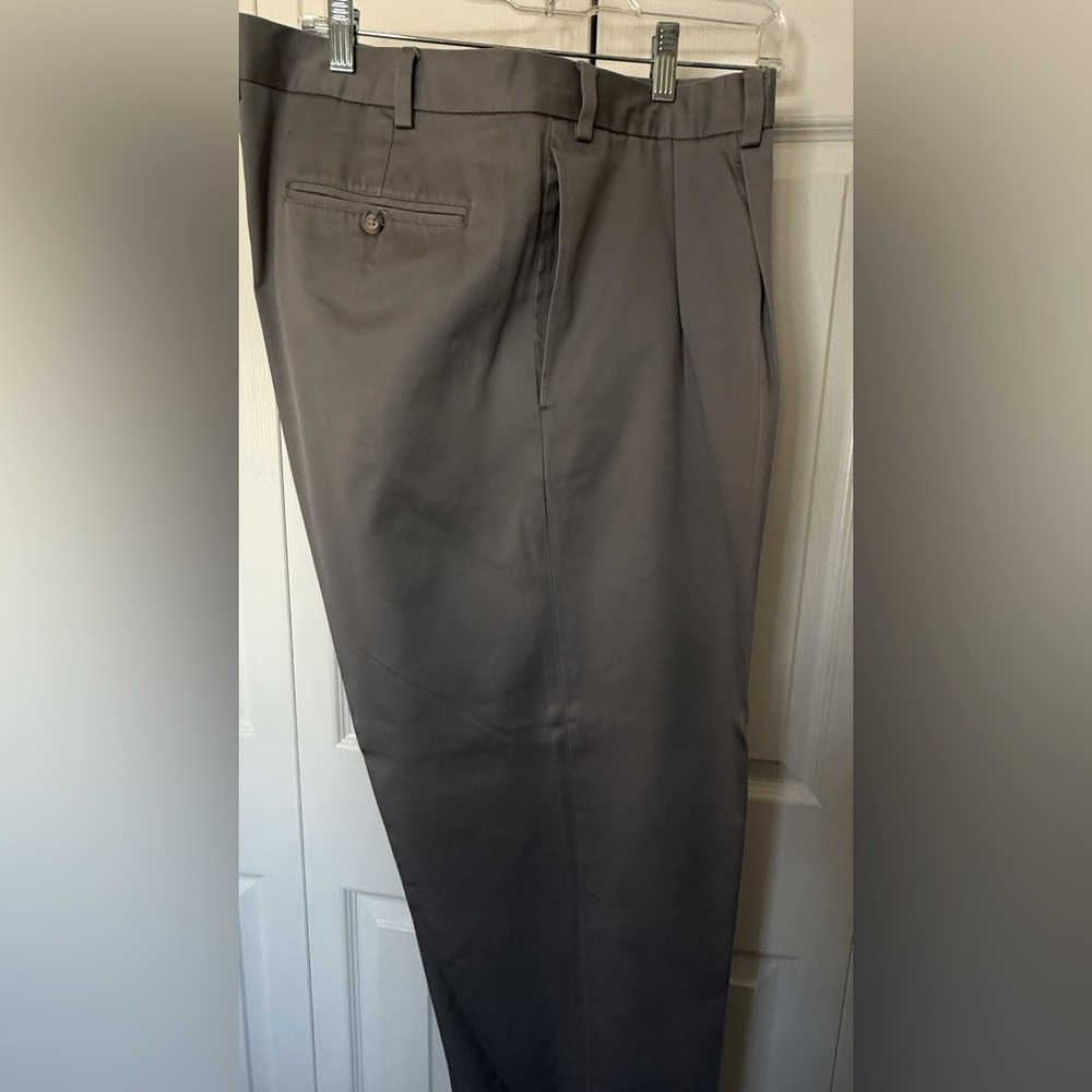 Jos A Bank Men's TRAVELER Gray PANTS Trousers 44Wx30L Pleated Cuffs 100% Cotton
